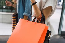 Frauenbild mit Einkaufstaschen abgeschnitten — Stockfoto