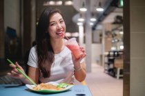 Mulher asiática comendo comida local — Fotografia de Stock