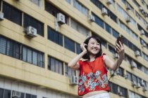 Asiático turista mulher fazendo selfie — Fotografia de Stock
