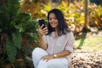 Junge Frau macht Selfie im Park — Stockfoto