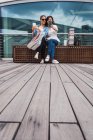 Молоді красиві азіатські жінки беруть селфі — стокове фото