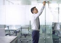 Schöner asiatischer Geschäftsmann arbeitet in modernem Büro — Stockfoto