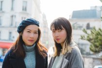 Junge Erwachsene asiatische weibliche Freunde — Stockfoto