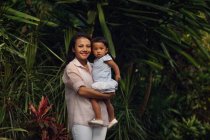 Carino asiatico madre e figlia abbraccio in parco — Foto stock