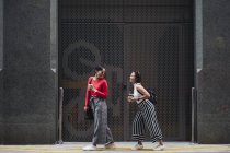 Молодые азиатские подруги весело проводят время — стоковое фото