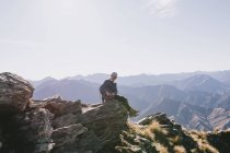 Молода людина досягає портфелик в національному парку гори Кука, Нова Зеландія — стокове фото