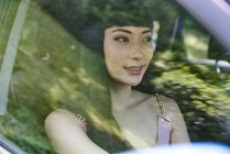 Jovem bonito asiático feminino motorista — Fotografia de Stock