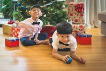 Брати грають з прикрасою різдвяної ялинки і розважаються . — стокове фото