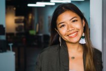 Портрет молодої азіатської бізнес-леді в сучасному офісі — стокове фото