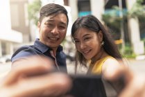 Heureux jeune asiatique couple prise selfie — Photo de stock