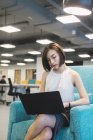 Молода азіатська бізнес-леді працює в сучасному офісі — стокове фото