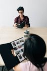 Jóvenes asiático empresarios trabajando en moderno oficina - foto de stock