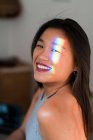 Retrato de jovem atraente asiático mulher com arco-íris sunbeam no rosto — Fotografia de Stock