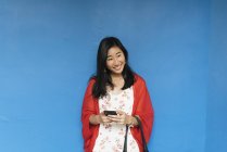 Азіатський жінка з довгим волоссям жінці за допомогою телефону — стокове фото