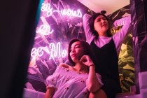 Giovani donne asiatiche in posa per la foto in confortevole bar — Foto stock