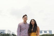 Портрет молодой азиатской пары, обнимающей — стоковое фото