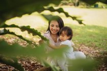 Mignon asiatique mère et fille dans parc — Photo de stock