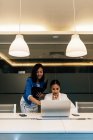 Hermosa joven asiático mujeres trabajando juntos en moderno oficina - foto de stock