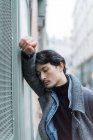 Молодий втомлений випадковий азіатський чоловік на вулиці — стокове фото