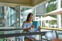Attraente giovane donna asiatica utilizzando tablet digitale — Foto stock