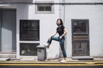 Junge attraktive asiatische Mädchen posieren draußen — Stockfoto