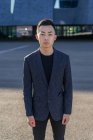 Retrato de jovem asiático homem em terno — Fotografia de Stock