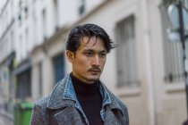 Junge attraktive casual asiatische Mann auf Straße — Stockfoto