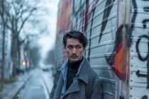 Jovem atraente casual asiático homem na cidade rua — Fotografia de Stock