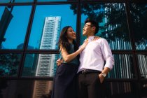 Junge erwachsene geschäftliche Paare, die sich im Freien umarmen — Stockfoto