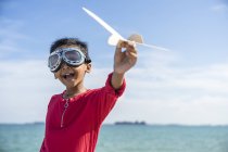Un bambino che gioca con un aeroplano giocattolo — Foto stock