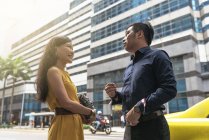 Heureux jeune asiatique couple marche sur rue ensemble — Photo de stock