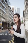 Donna di capelli lunghi cinese a città contro strada — Foto stock