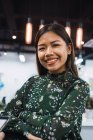 Junge asiatische Geschäftsfrau in modernen Büro — Stockfoto