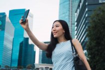 Jeune asiatique femme prise selfie à ville rue — Photo de stock