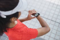 Young asian sporty woman checking time — Stock Photo