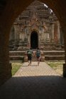 Casal jovem viajando ao redor do Templo Antigo, Pagode, Bagan, Mianmar — Fotografia de Stock