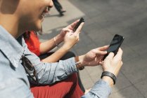 Asiatico Cinese coppia utilizzando cellulari a Chinatown — Foto stock