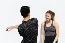 Азиатская пара во время фитнеса смотрит друг на друга — стоковое фото
