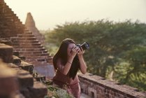 Young Lady Traveling Around The Ancient Pyathadar Temple, Bagan, Myanmar — Stock Photo