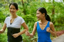 Zwei Frauen laufen im Botanischen Garten in Singapur — Stockfoto