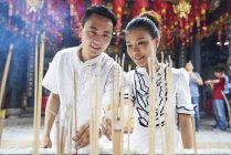 Young man and woman at temple. Singapore — Stock Photo