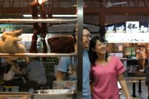 RELEASES Glückliches asiatisches Paar schaut in Café in Chinatown aus — Stockfoto