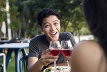 Attraktive junge asiatische Pärchen trinken — Stockfoto