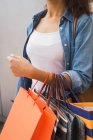 Abgeschnittenes Bild einer Frau mit Einkaufstüten — Stockfoto