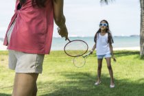 Mãe e filha jogando badminton na praia — Fotografia de Stock