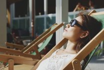 Красиві азіатські брюнетки розслабляючий сонцезахисні окуляри — стокове фото