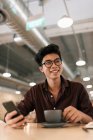 Китайский бизнесмен использует смартфон в современном офисе — стоковое фото