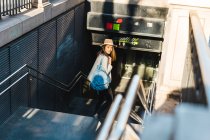 Joven mujer asiática viajando y caminando en escaleras - foto de stock