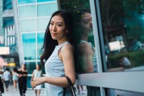 Jovem mulher asiática posando na cidade rua — Fotografia de Stock
