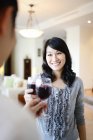 Famiglia asiatica che celebra le vacanze di Natale, coppia che condivide il vino — Foto stock